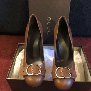 Gucci Round Toe Pump w/Buckle